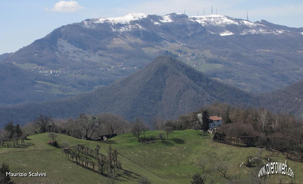 29 Agriturismo Prati Parini e il Linzone.JPG